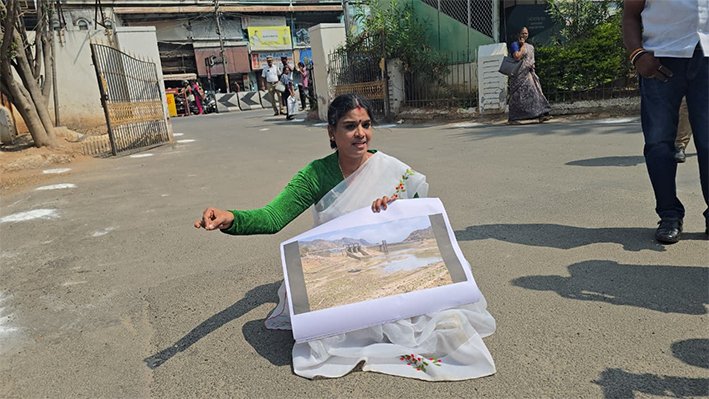 இடைநீக்கத்தைக் கண்டித்து கோவையில் காங்கிரஸ் கவுன்சிலர் தர்ணா