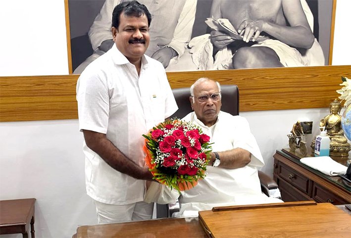 பிறந்தநாளையொட்டி காங்கிரஸ் தலைவரிடம் வாழ்த்து பெற்ற ரெக்ஸ்