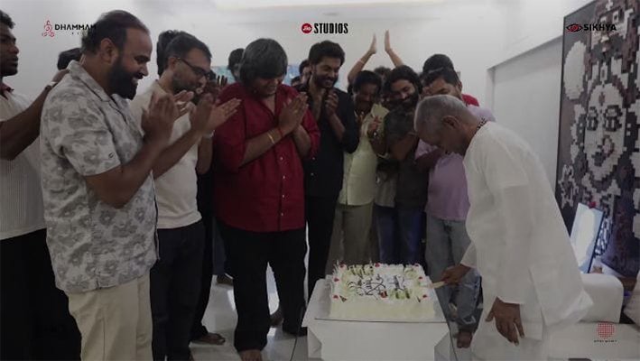 ராஜா சம்பவம்.. கேக் வெட்டி கொண்டாடிய "டோரதி" டீம்
