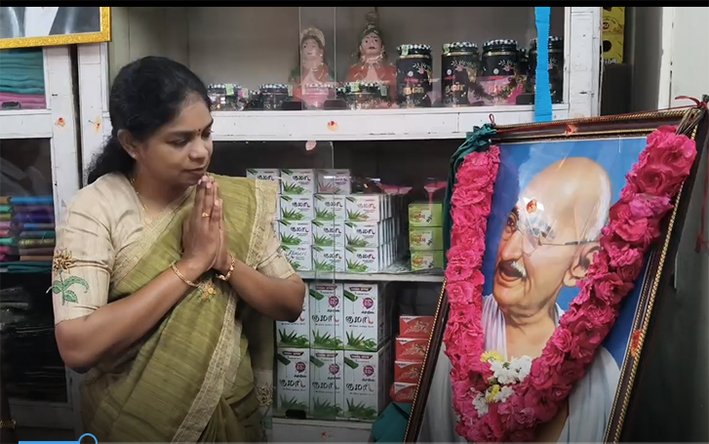 காந்தியின் உருவப்படத்திற்கு தஞ்சை கலெக்டர் மரியாதை
