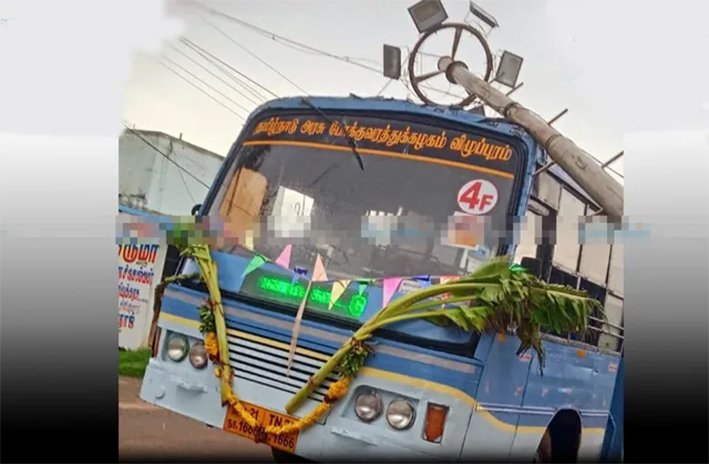 அரசு பஸ்சின் மீது விழுந்த உயர் மின் விளக்கு கோபுரம்-பரபரப்பு