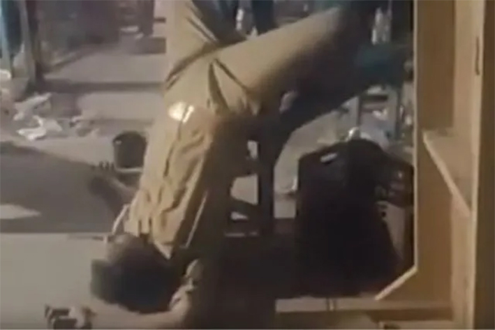 பணியின்போது போதையில் குறட்டைவிட்டுத் தூங்கிய போலீஸ்காரர்!