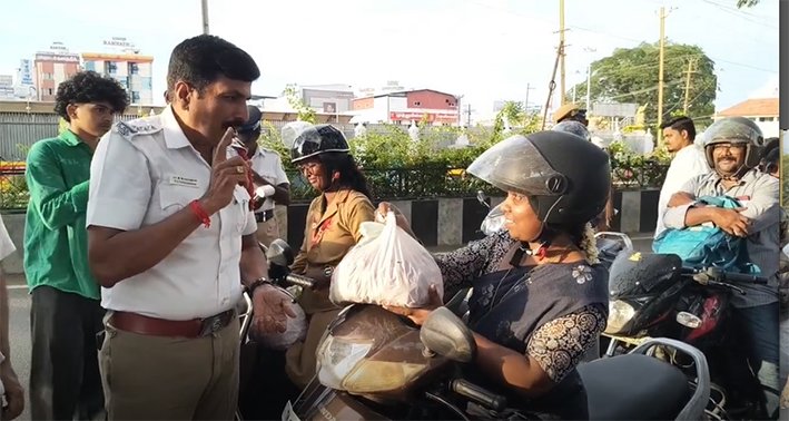 ஹெல்மெட் அணிந்தவர்களுக்கு 3 கிலோ சின்ன வெங்காயம் பரிசு