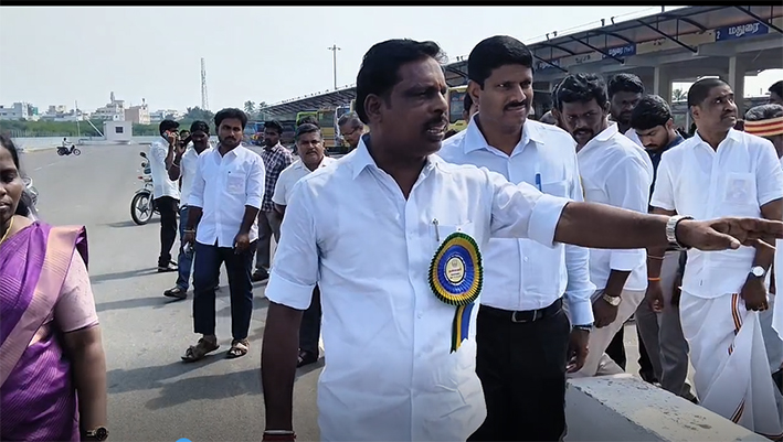 கரூர் பஸ் ஸ்டாண்டில் கட்டண முறைகேடு-ஆக்கிரமிப்பு புகார் – குழு ஆய்வு!