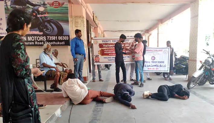 தூத்துக்குடிபுதிய பஸ் ஸ்டாண்டில் லஞ்ச ஒழிப்பு விழிப்புணர்வு நாடகம்- மாணவர்கள் அசத்தல்!