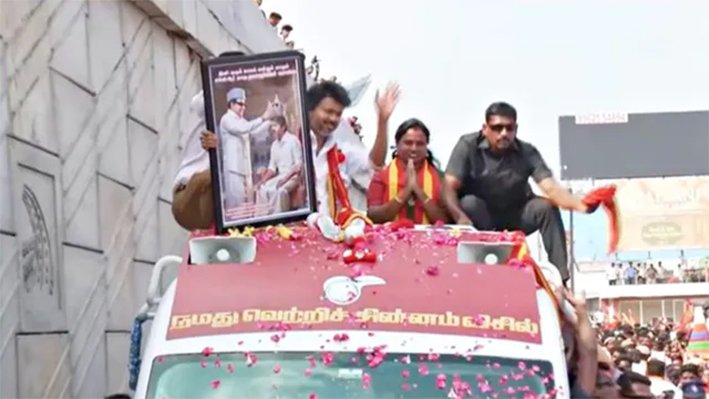 விஜய்க்கு கிரீடம் அணிவித்த MGR.. தொண்டர் அளித்த பரிசு