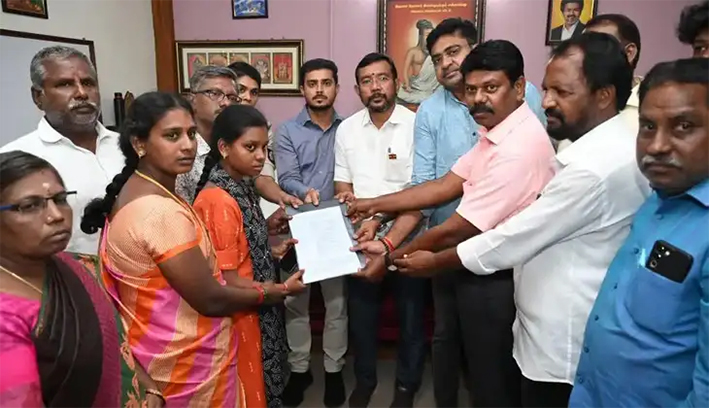 கோவை மாணவர் அகிலன் குடும்பத்துக்கு அமைச்சர் சம்பத்குமார் நிதியுதவி!