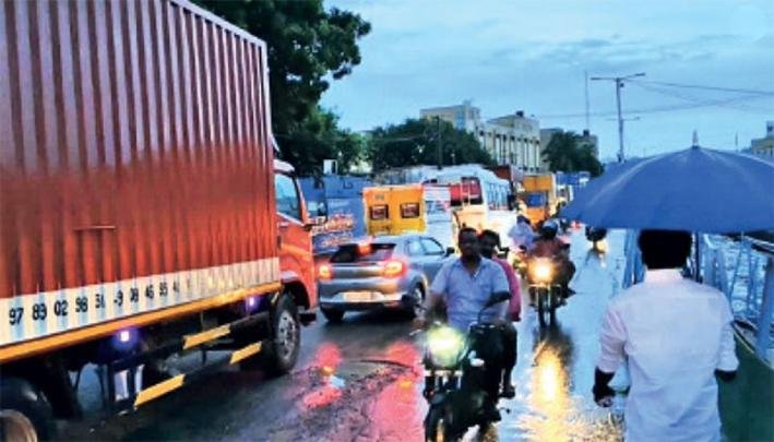 மழைநீர் கால்வாய் பணி முடக்கம் – மாதவரம் சாலையில் கடும் நெரிசல்!