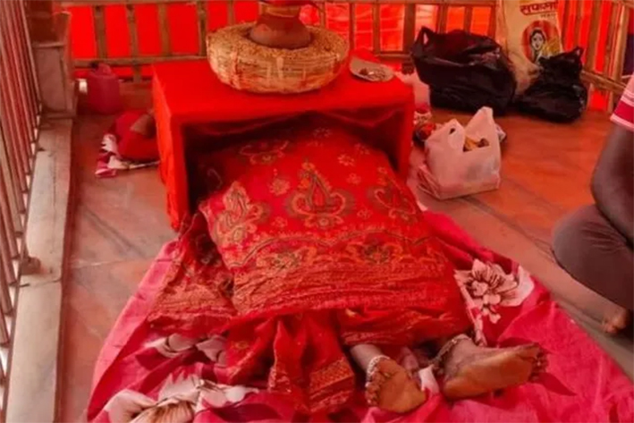 தொடர்ந்து 9 நாட்கள் நவராத்திரி விரதம்- பெண் பலி