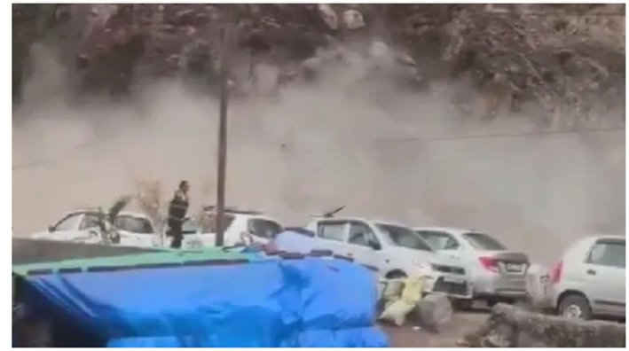 சிம்லாவில் திடீர் நிலச்சரிவு – இடிபாடுகளில் சிக்கிய வாகனங்கள்!