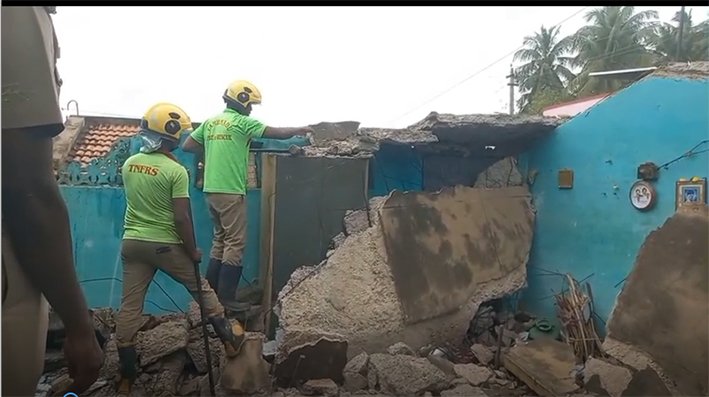 கரூரில் மழையால் 35 ஆண்டு பழமையான வீடு இடிந்து விழுந்தது!