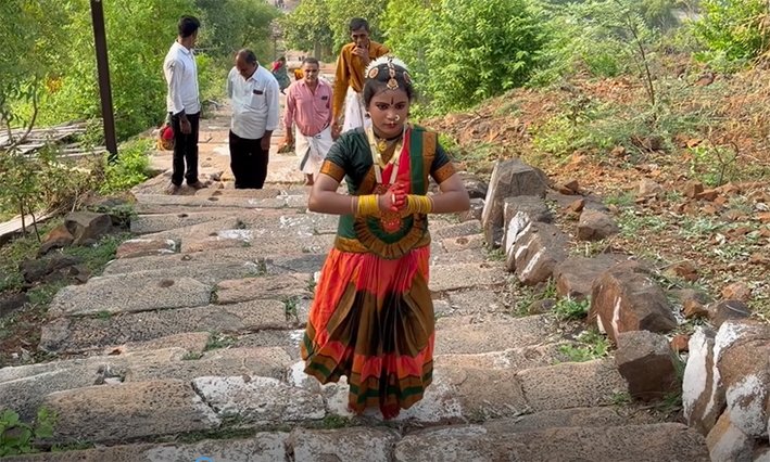 திருச்சியில் பரதநாட்டியம் ஆடியபடி 540 படிகள் ஏறிய மாணவி – உலக சாதனை முயற்சி