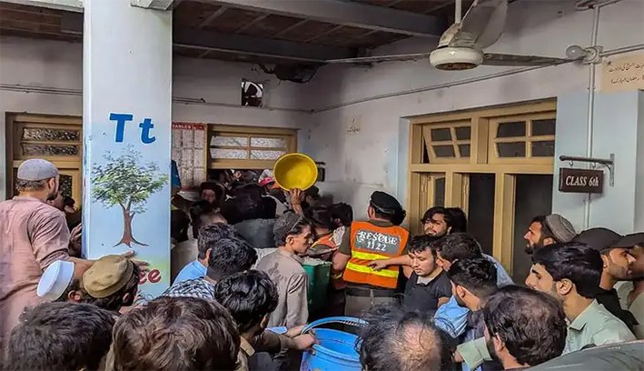 பள்ளி கூரை இடிந்து விழுந்து 17 குழந்தைகள், ஆசிரியை பலி; 40-க்கும் மேற்பட்டோர் காயம்
