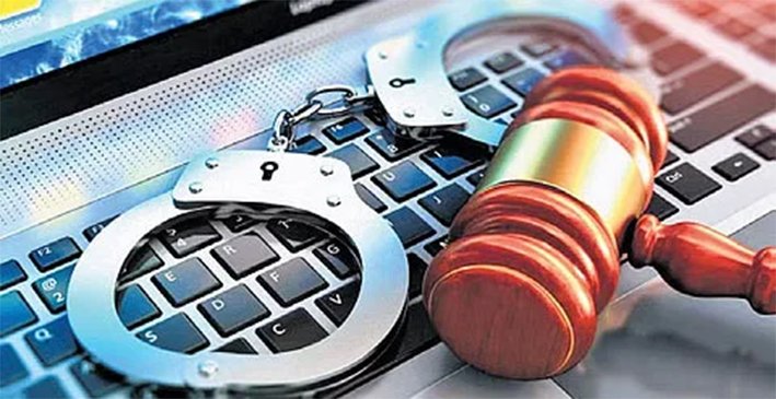 ஆயுதங்களுடன் ரீல்ஸ் வெளியிட்ட 4 பேருக்கு போலீஸ் வலை!