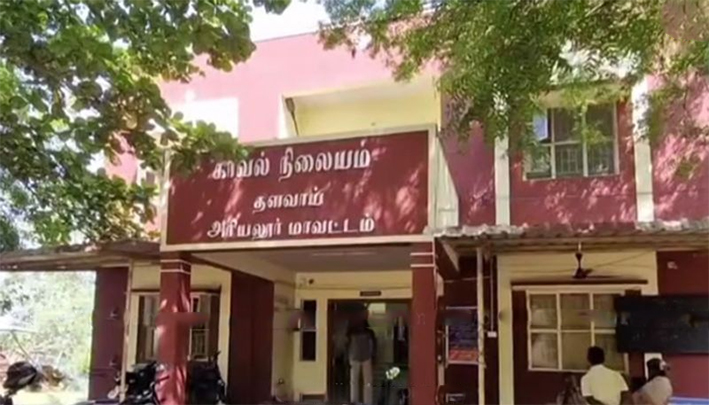மது அருந்தியதைத் தட்டிக்கேட்ட காவலர்கள் மீது தாக்குதல் – 3 பேர் கைது!