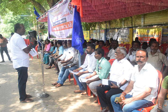 திருச்சியில் 45 அம்ச கோரிக்கைகளை வலியுறுத்தி அரசு ஊழியர்கள் தர்ணா!