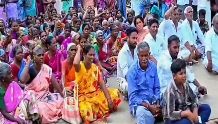 மன்னார்குடி அருகே டாஸ்மாக் கடையை மூட கோரி- சாலை மறியல்