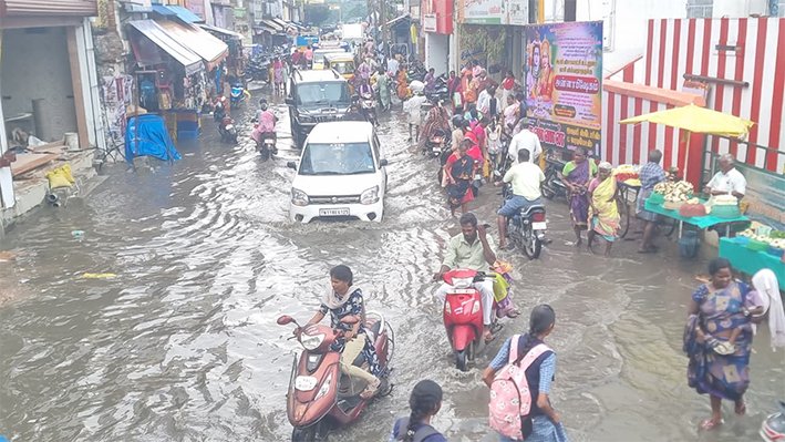 அரியலூரில் குளமான சாலை – கழிவுநீரால் பொதுமக்கள் அவதி!