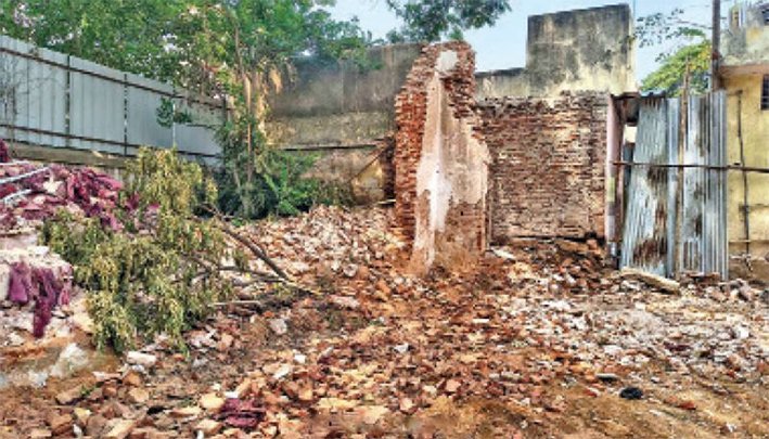 செங்கல்பட்டு தசரா விழாவுக்கு அரசுப் பள்ளி சுவரை இடித்து ராட்டினம் அமைப்பு!