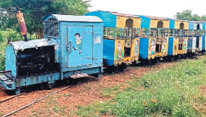 வைகை அணை பூங்காவில் சுற்றுலாப்பயணிகள் குவிந்தனர்–ரயில் பழுது