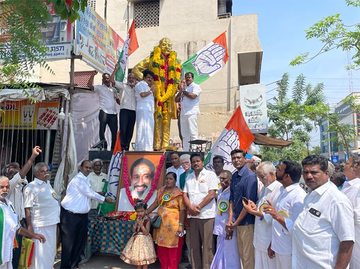 சிவாஜிகணேசன் திருவுருவ சிலைக்கு திருச்சியில் காங்கிரஸ் மரியாதை
