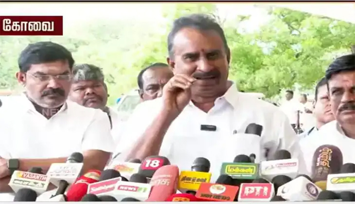 எஸ்பி வேலுமணியின் ஆதரவாளர்கள் 300க்கும் மேற்பட்டோர் கட்சியிலிருந்து நீக்கம்