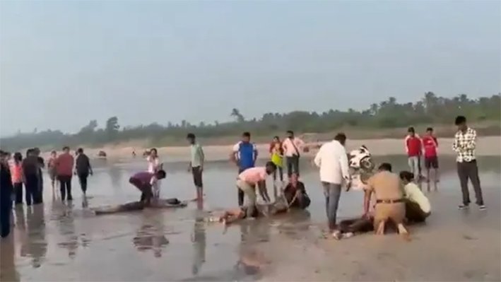சுற்றுலா சென்ற 8 மாணவர்கள் கடலில் மூழ்கி பலி