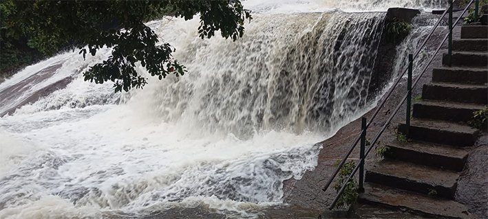 கோவை குற்றாலத்தில் சீறிப்பாயும் வெள்ளம்-சுற்றுலா பயணிகளுக்கு தடை