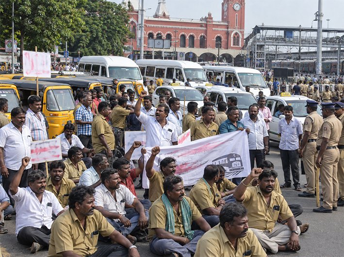 ரயில்வே நிர்வாகத்தைக் கண்டித்து வாகனஓட்டுநர்கள் ஆர்ப்பாட்டம்