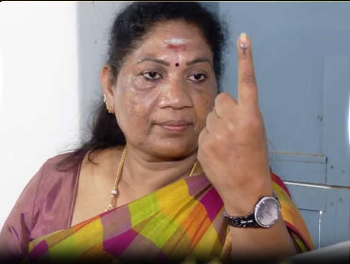 தாராபுரம் தவெக வேட்பாளர் சத்யபாமா வாக்குப்பதிவு