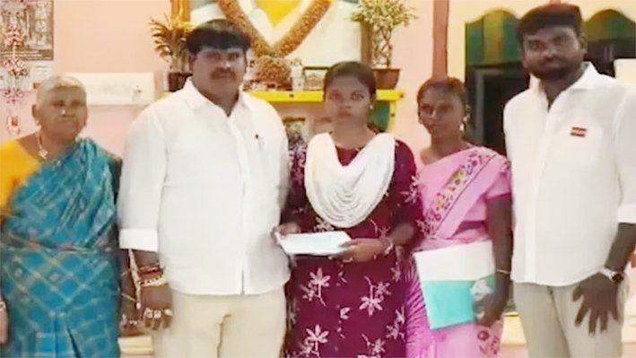 மருத்துவப் படிப்புக்கு தொழிலதிபர் உதவி: மாணவி நெகிழ்ச்சி