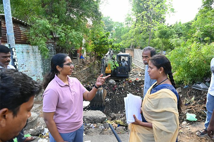 திருச்சி மாநகராட்சி பகுதிகளில் வாய்க்கால்களை தூர்வாரும் பணி