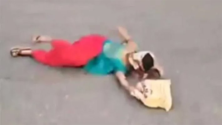 போலீஸ் சோதனையில் மனைவியை தவிக்கவிட்டு தப்பி ஓடிய கணவர்